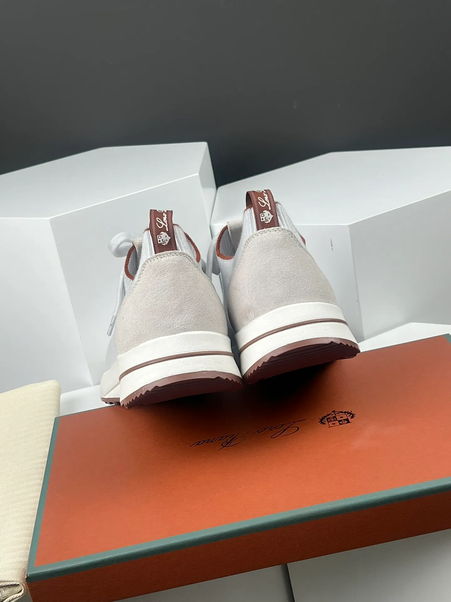 Factory price 420💰L men's shoes💰New product on sale Loro men's shoes💰iana knitted sneakers｜Made of Wish wool blended fabric｜The upper is made of unique knitted fabric production technology｜Comprehensive one-to-one restoration of the counter process｜Additional original molded rubber three-color combination technology outsole｜Size: 39-44 (customized at 45.46)